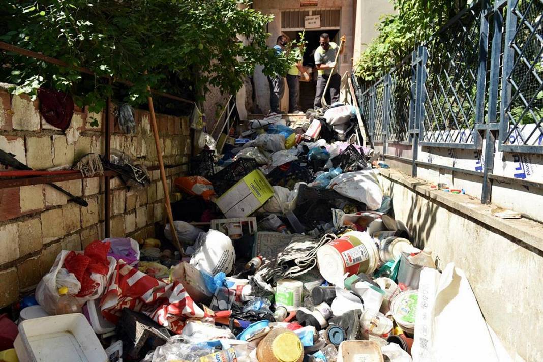 Kamyonlar yetmedi: Çöp partisi sona erdi! Apartmandan çıkanlar hayrete düşürdü 5